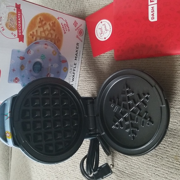 NEW! Dash Snowflake Mini Waffle Maker, Christmas Breakfast, Christmas Waffles - Picture 2 of 7
